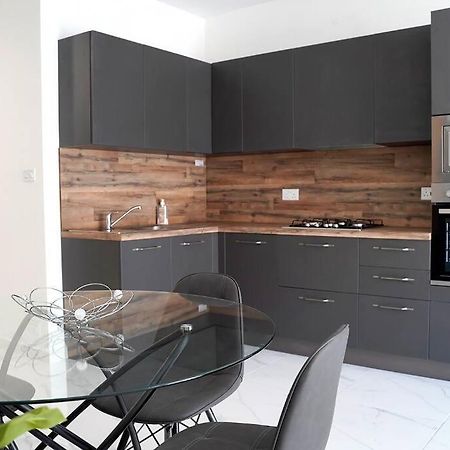 Luxurious Apartment Next To The Sea グジラ エクステリア 写真