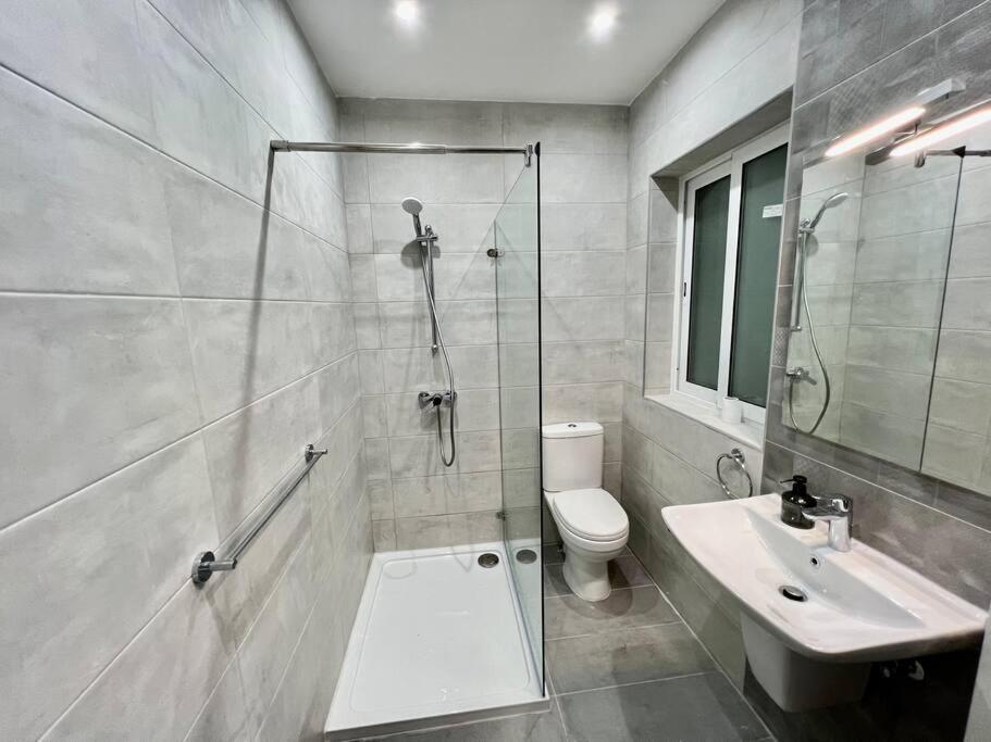 Luxurious Apartment Next To The Sea グジラ エクステリア 写真